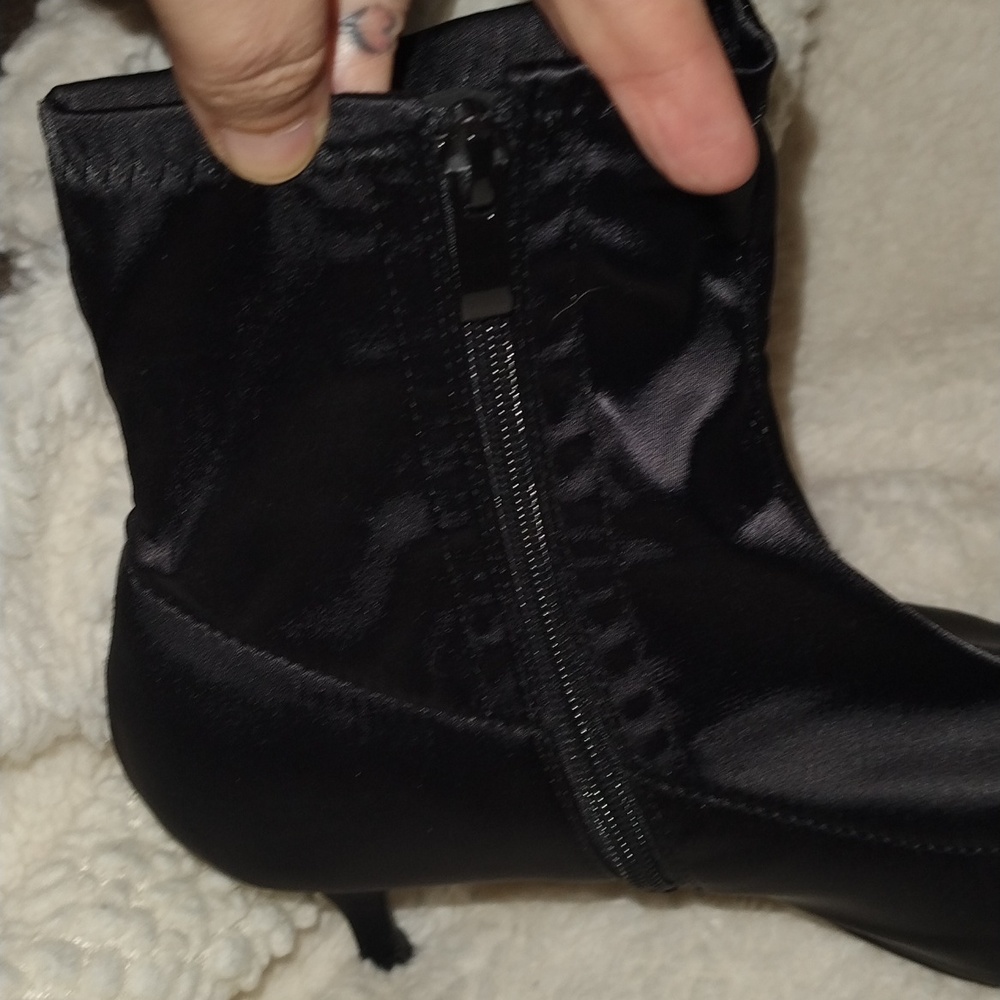 Shiny/sheen pointy black booties - Picture 4 of 6